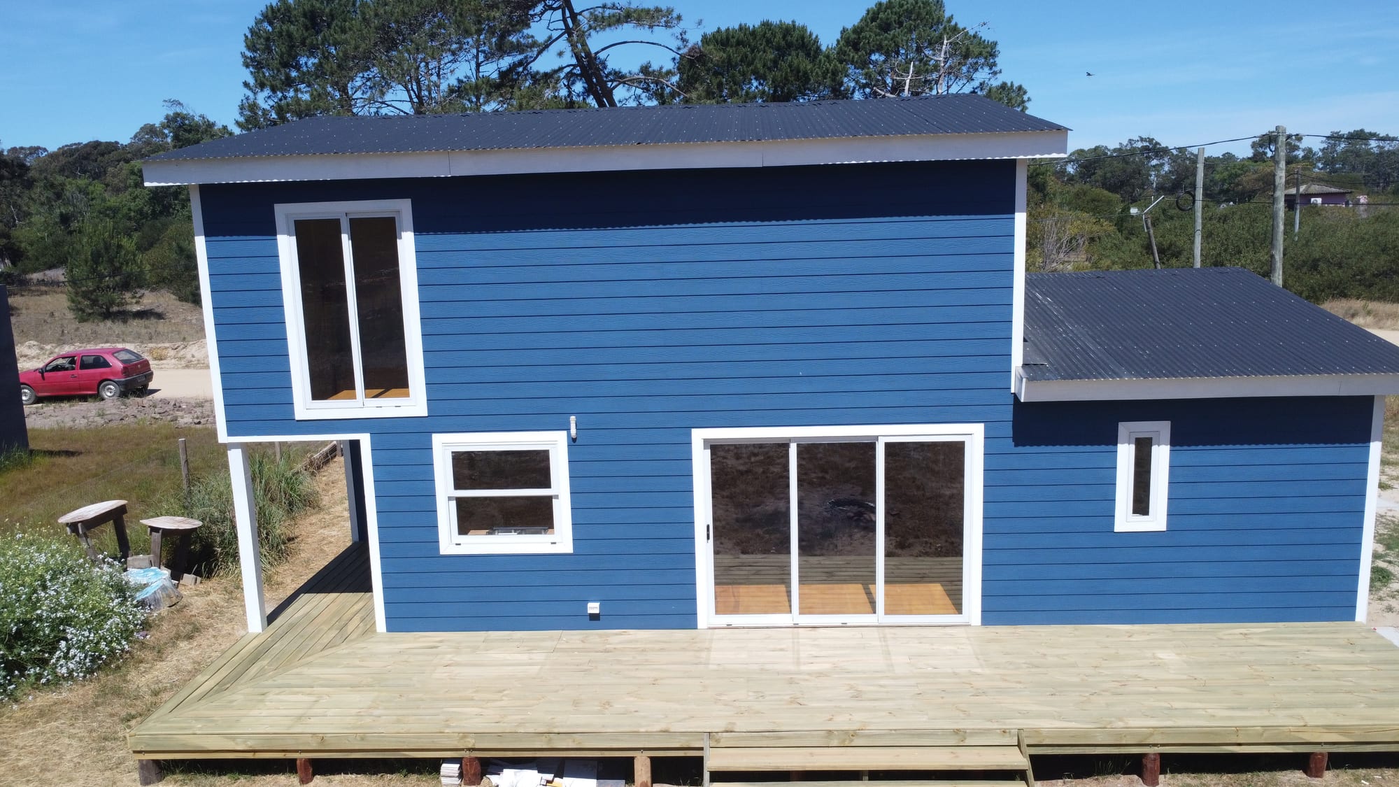 Rear facade and timber deck, Casa Azul