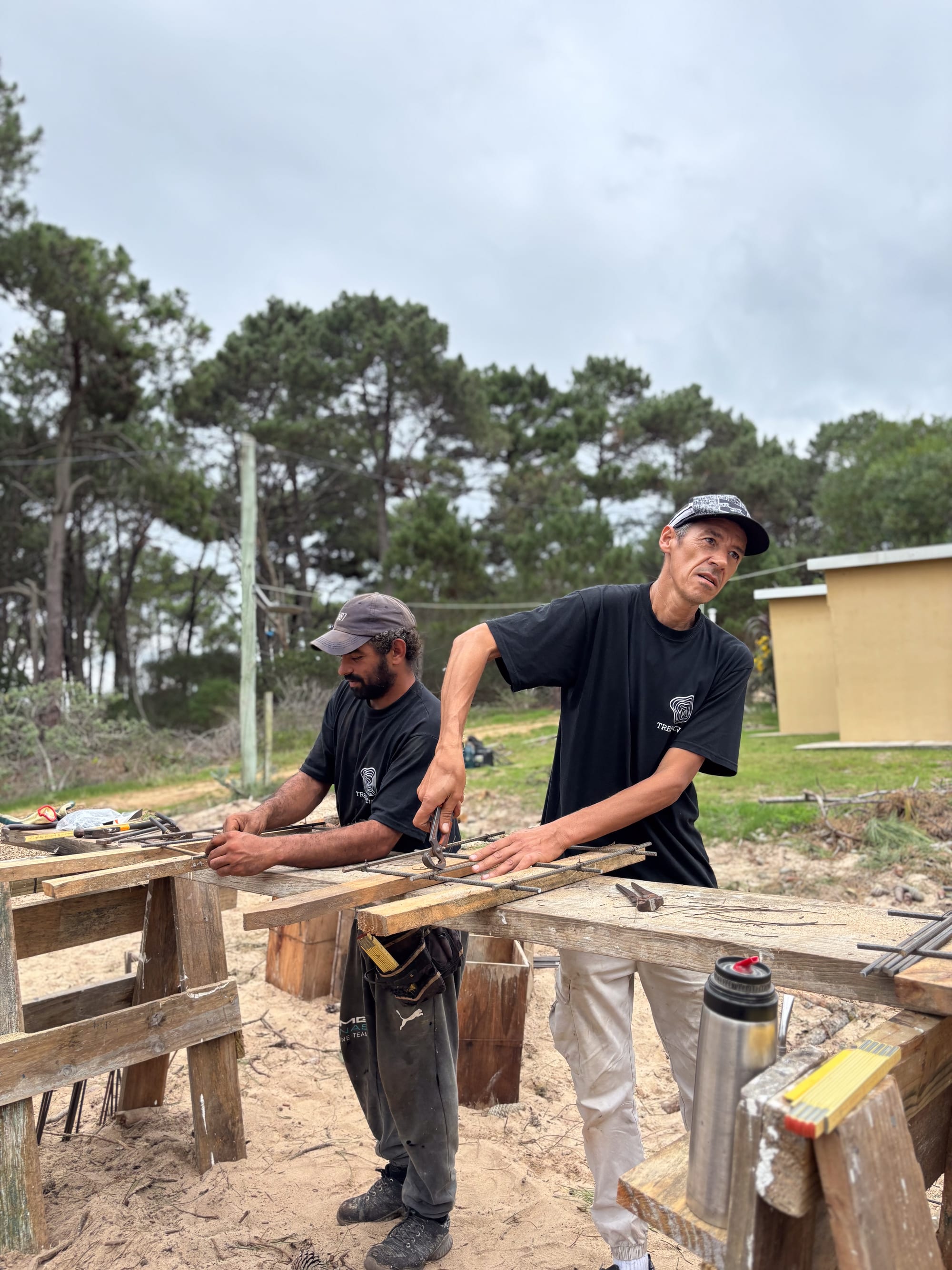 Two TRES4CINCO carpenters working on a timber frame